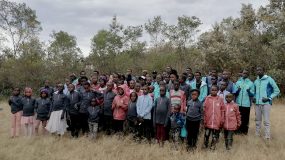 Neue Kleidung für 85 Kinder in Kenia