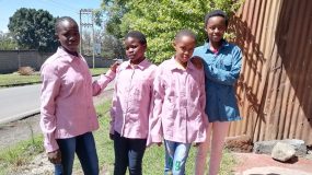 Neue Kleidung für die Waisen in Kenia