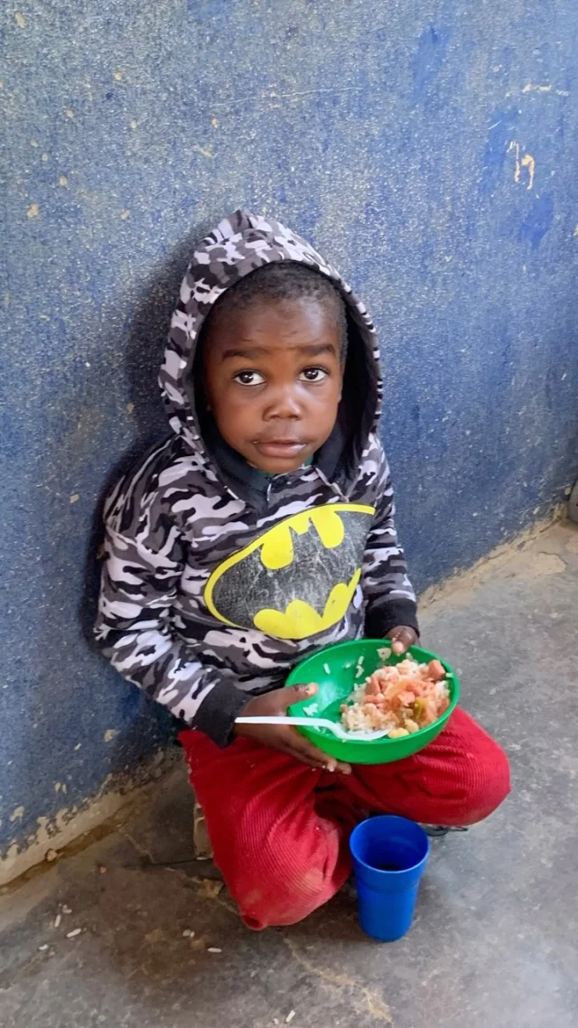 We visit the @kids_soupkitchen in Katutura. Thx to John and Sebastian. Once a week the children receive a warm@meal. Volunteers help with cooking, distributing and caring for the kids. It’s a wonderful initiative. Thx Kapepo for the Company. 
.
moving mountains for children in need! Wherever you do your sports or travel, you can move a mountain for children. And bring them what makes their daily life easier and safer. On your journey.
.
#kenial #werwennnichtwir #alpes #alpin #bergsteigen #charity #climber #climbing #discover #explore #hiking #klettern #mountain #movingmountains #skitouring #skiuphill #mountaineer #ngo #travel #wanderlust #boulder #sportsclimbing #helpforchildren 
#verticalpassion #mountainlove #gipfelglück #outdooradventures #mountainphotos 
#climbing_pictures_of_instagram