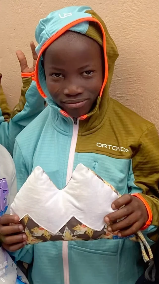 We visit the children’s home in Katutura whenever we can – bringing the kids shoes, clothes, backpacks, blankets, and whatever else is needed. It’s always heartwarming to see how the children and teenagers live and grow up here with their director, Justine. Thank you to @ortovox , @tatonkacom , @lowa, @sprayway 
.
moving mountains for children in need! Wherever you do your sports or travel, you can move a mountain for children. And bring them what makes their daily life easier and safer. On your journey.
.
#kenial #werwennnichtwir #alpes #alpin #bergsteigen #charity #climber #climbing #discover #explore #hiking #klettern #mountain #movingmountains #skitouring #skiuphill #mountaineer #ngo #travel #wanderlust #boulder #sportsclimbing #helpforchildren 
#verticalpassion #mountainlove #gipfelglück #outdooradventures #mountainphotos 
#climbing_pictures_of_instagram