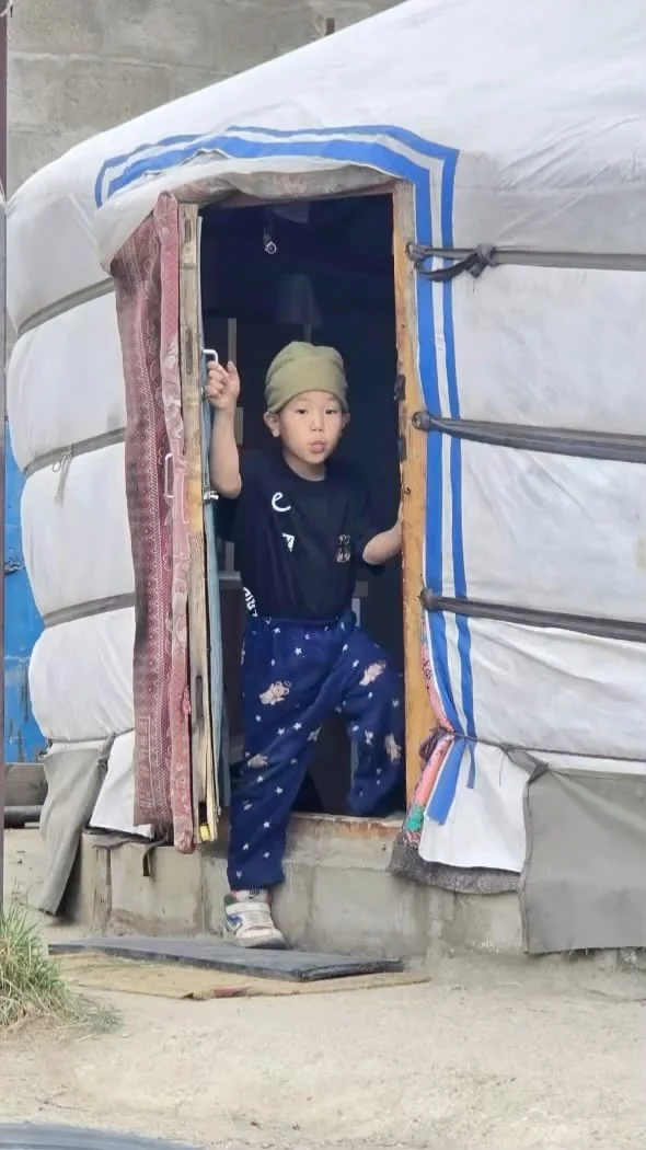 New clothes for children in remote villages in Mongolia. Our Kenyan friend Ojuka moves far out into the countryside and provides the children, who often grow up in very poor conditions, with clothes and shoes.
moving mountains for children in need! Wherever you do your sports or travel, you can move a mountain for children. And bring them what makes their daily life easier and safer. On your journey.
.
#kenial #werwennnichtwir #alpes #alpin #bergsteigen #charity #climber #climbing #discover #explore #hiking #klettern #mountain #movingmountains #skitouring #skiuphill #mountaineer #ngo #travel #wanderlust #boulder #sportsclimbing #helpforchildren 
#verticalpassion #mountainlove #gipfelglück #outdooradventures #mountainphotos 
#climbing_pictures_of_instagram